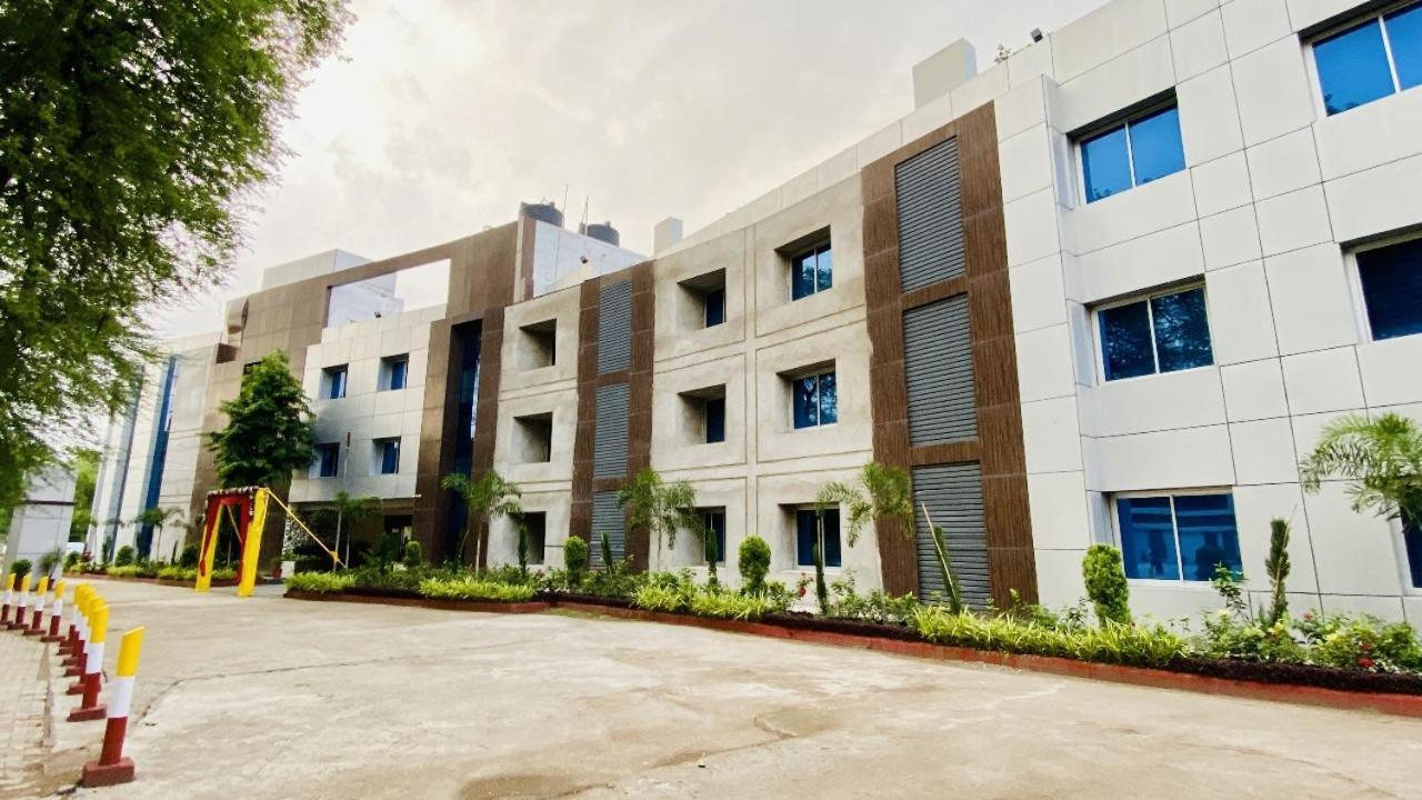 The Richi Rich Hotel And Resort Indore Esterno foto